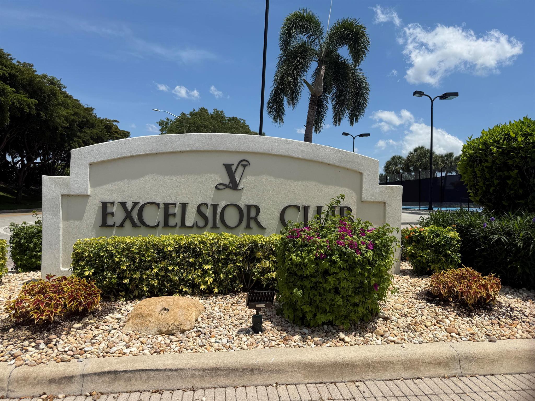 VALENCIA LAKES - Residential