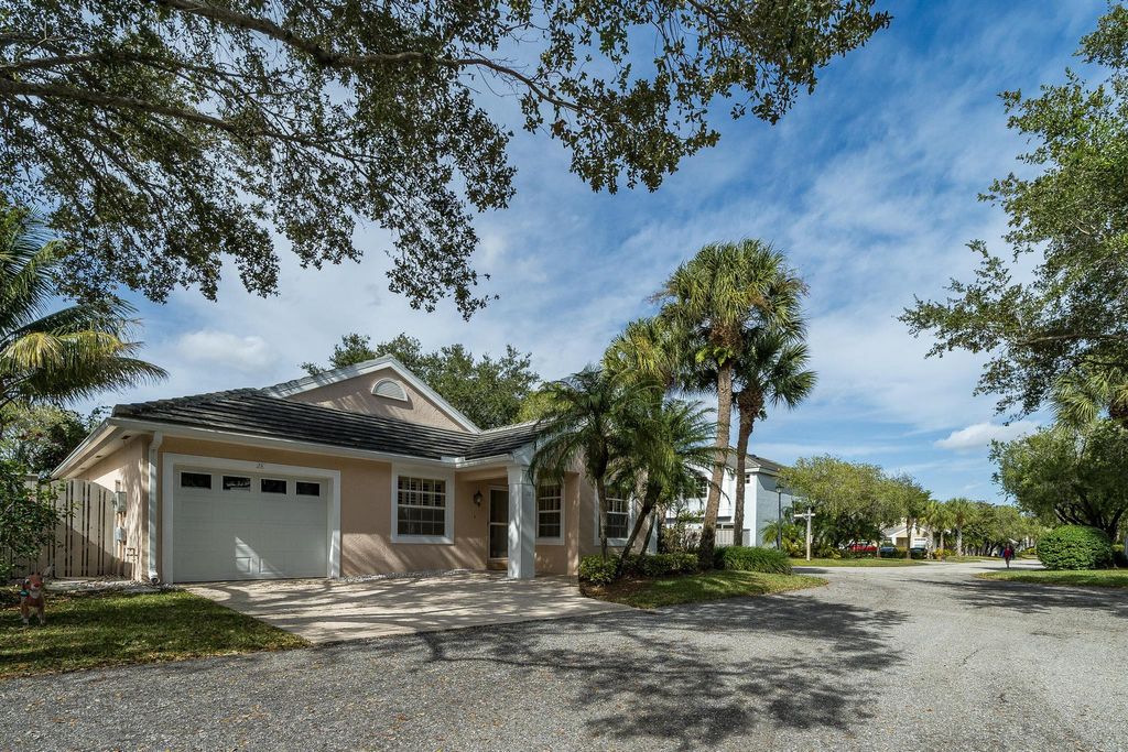 Photo of 28 Governors Court, Palm Beach Gardens, FL 33418 (MLS # R10943397)