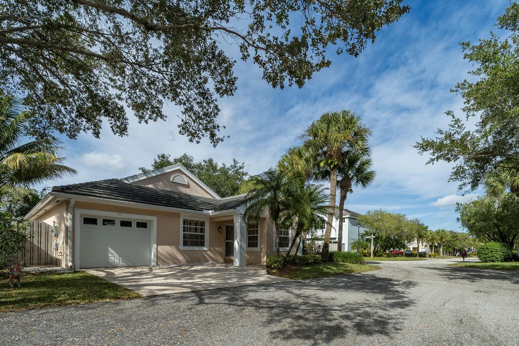 Photo of 28 Governors Court, Palm Beach Gardens, FL 33418 (MLS # R10943397)