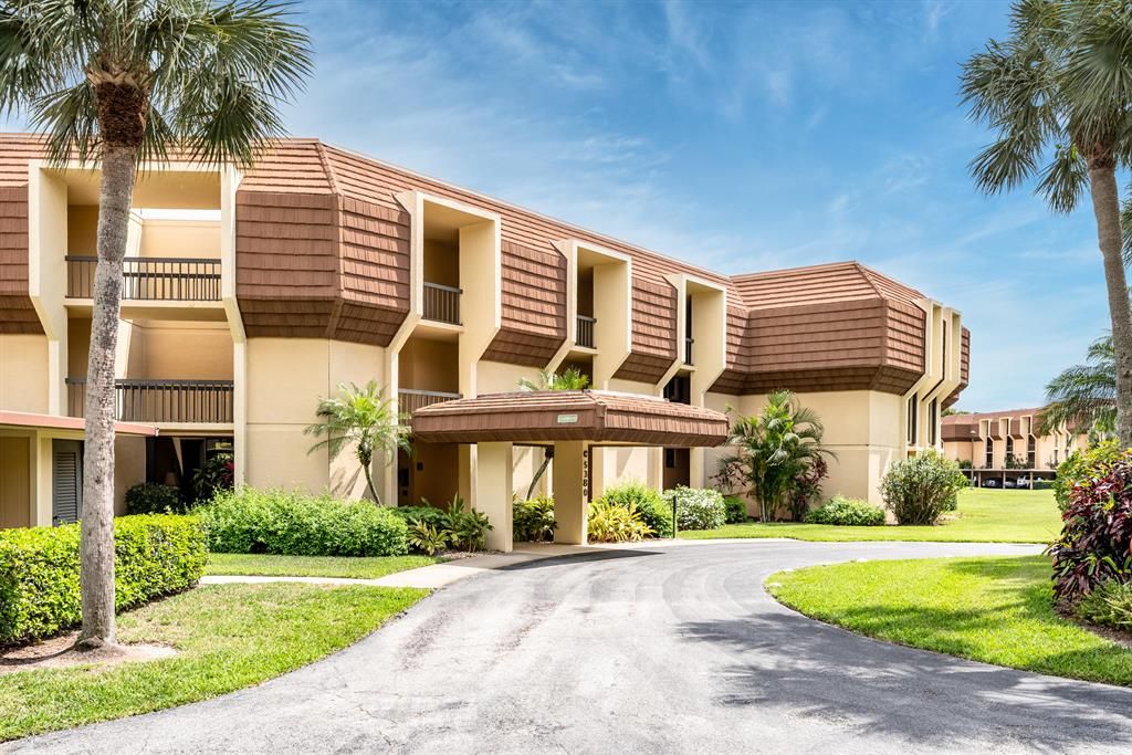 Photo of 5380 Woodland Lakes Drive Dr #118, Palm Beach Gardens, FL 33418 (MLS # R10698340)