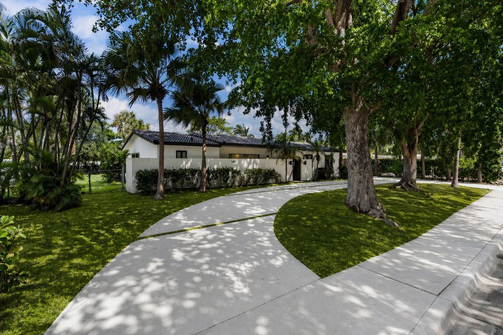 Photo of 1601 Seabreeze Boulevard, Fort Lauderdale, FL 33316 (MLS # B26014689)