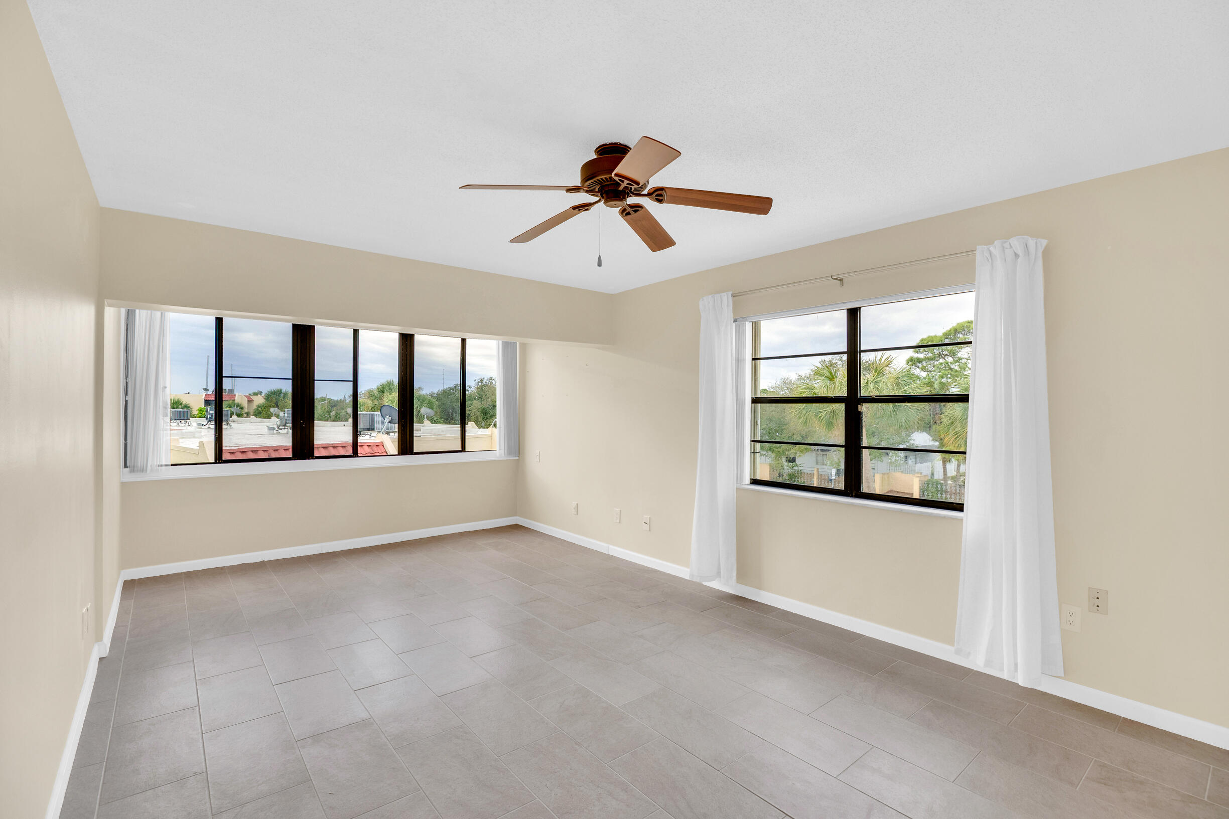 ISLAND HOUSE CONDOMINIUM PHASE II - Residential