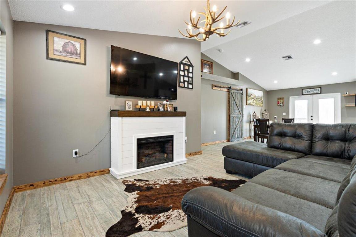 COUNTRY HILLS ESTATES - Residential