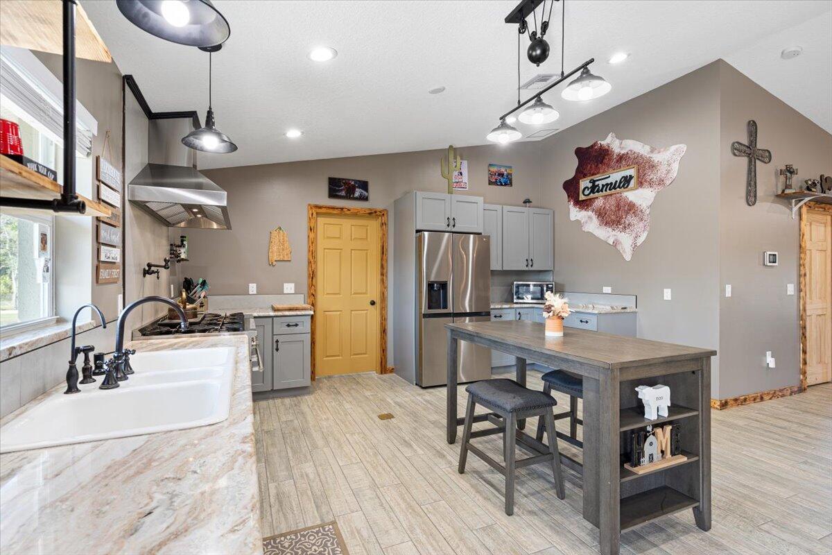 COUNTRY HILLS ESTATES - Residential