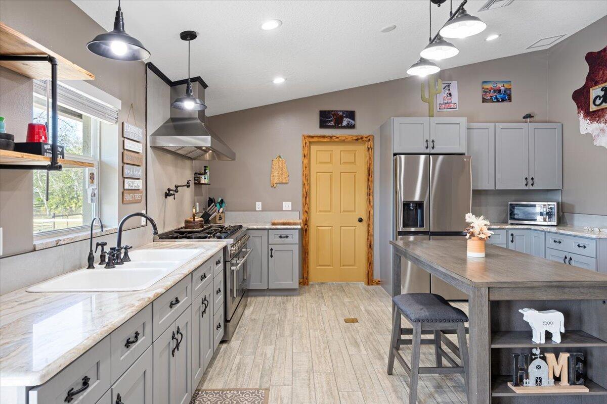 COUNTRY HILLS ESTATES - Residential