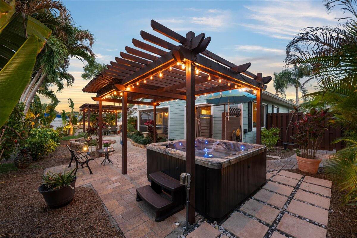 HOBE SOUND ESTATES - Residential