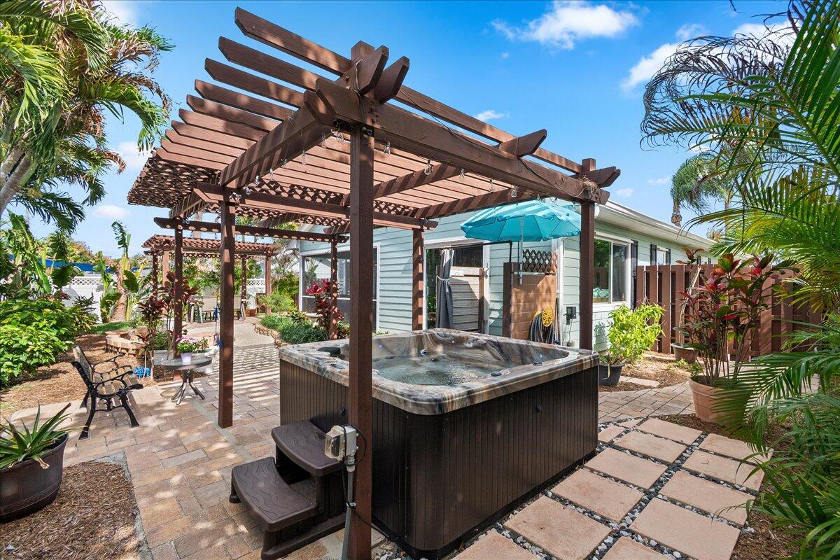 HOBE SOUND ESTATES - Residential