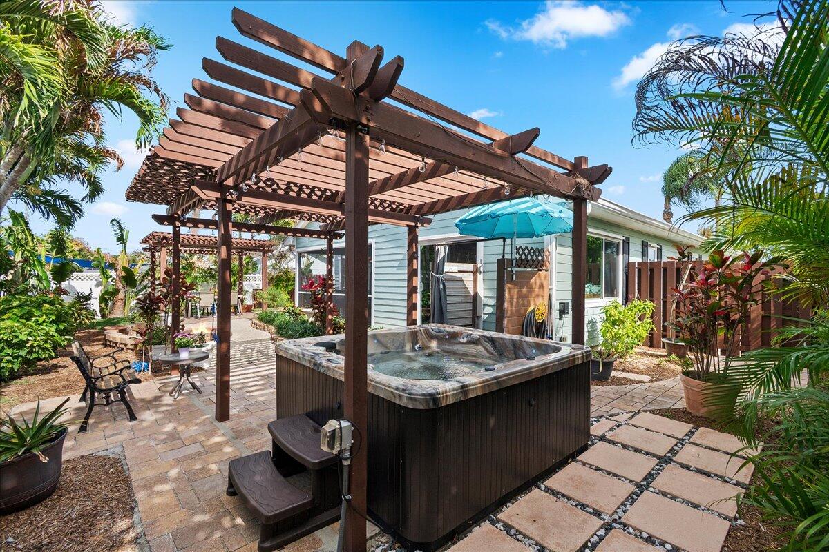 HOBE SOUND ESTATES - Residential