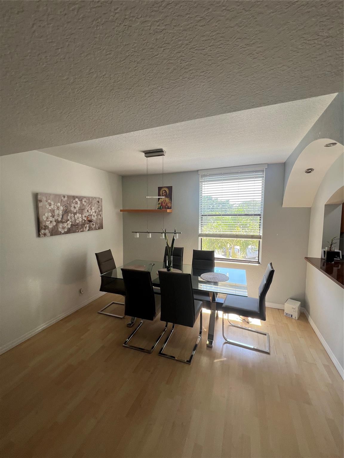 Beautiful three-bedroom, two-bathroom apartment with a balcony overlooking the trees, new finishes, a washer and dryer, and is located in a very safe and quiet area.