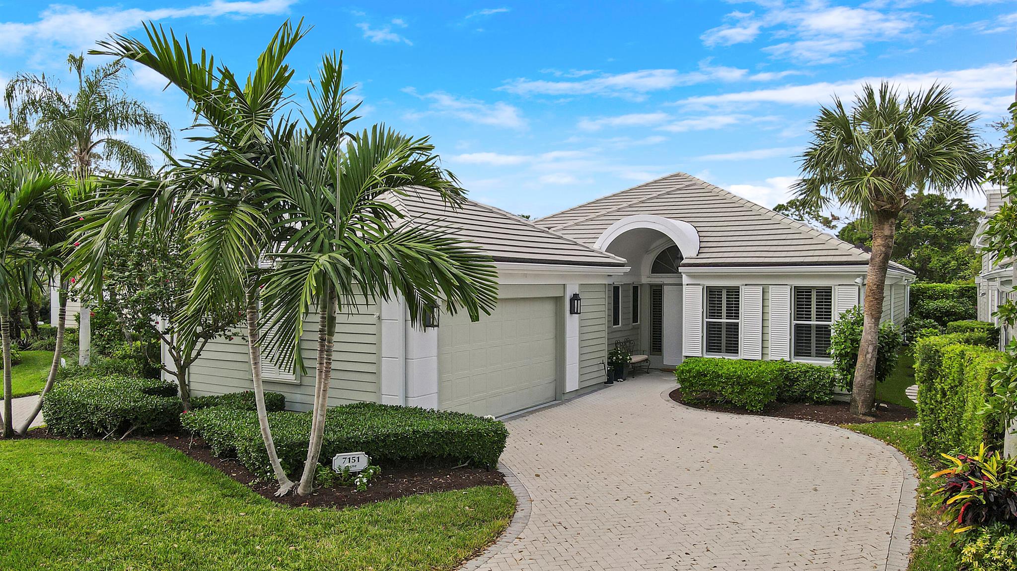 This beautifully renovated Golf Cottage offers four bedrooms, four bathrooms and over 2,700 square feet of sophisticated living. The main living area is bright and airy, with soaring 20-foot ceilings, hardwood floors, and a gas fireplace. The modernized kitchen features quartz countertops, stainless steel cabinetry and premium Miele appliances, including an induction cooktop. The spacious primary suite boasts high ceilings, an en-suite bath with dual vanities, a soaking tub, separate shower and a large walk-in closet. Two guest rooms have en-suite baths, while the fourth offers flexibility as an office or den with custom built-in closets and shelving. French doors from both the main living area and the primary suite open to reveal a spacious screened patio, perfect for dining or