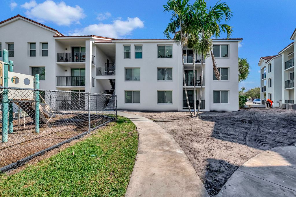 Photo of 1216 Villa Lane #1216, Boynton Beach, FL 33435 (MLS # R10958061)