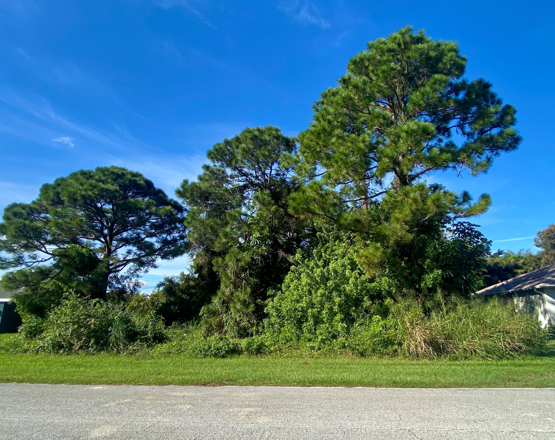 Vacant land lot! Build a custom single family home at this great location- Close to shopping, restaurants, highways.