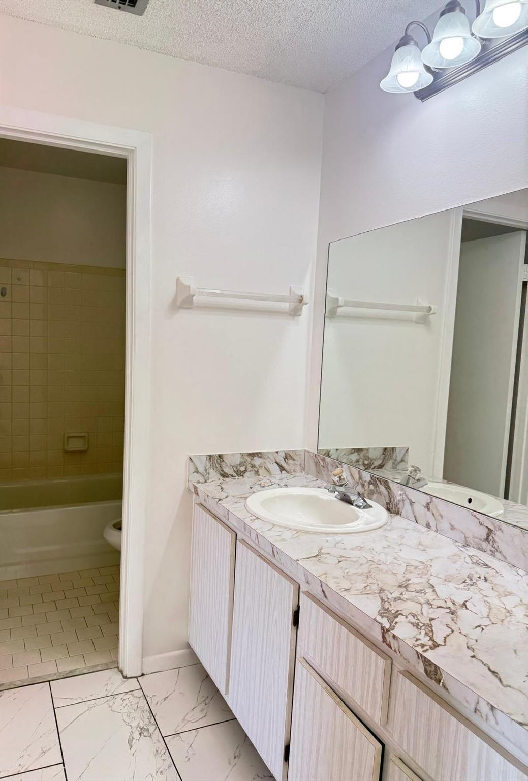 FOREST HILL VILLAS GARDEN - Residential Lease