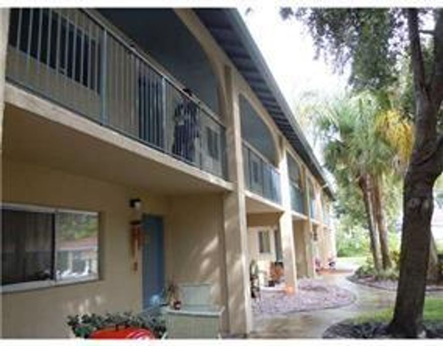 Cozy 1bed/1bath,tile floor and wood floor, laundry facility in complex, pool, tennis, good location! close to dining, shopping!