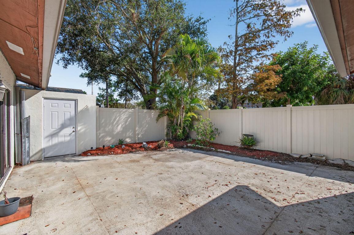 SUGAR POND MANOR OF WELLINGTON - Residential