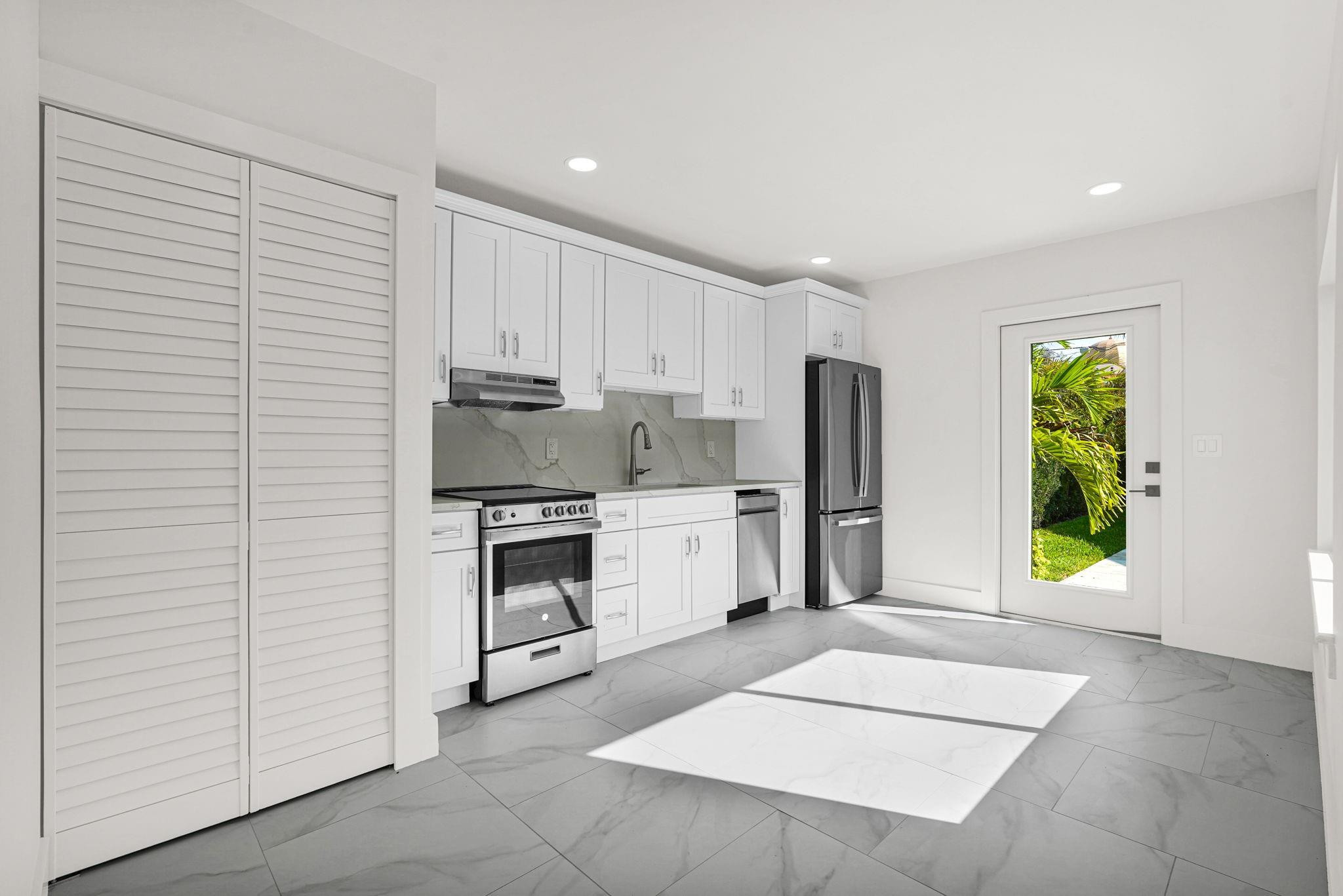 ESTS OF SOUTH PALM BEACH - Residential Lease