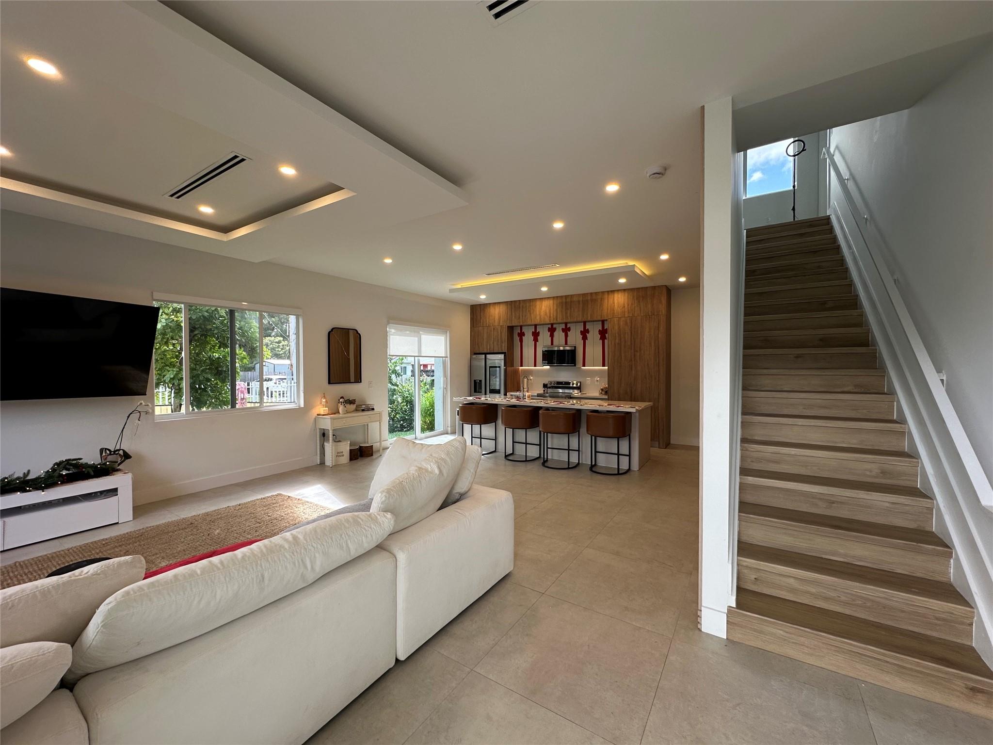 View photos, virtual tours, details... 2109 SW 18th Avenue