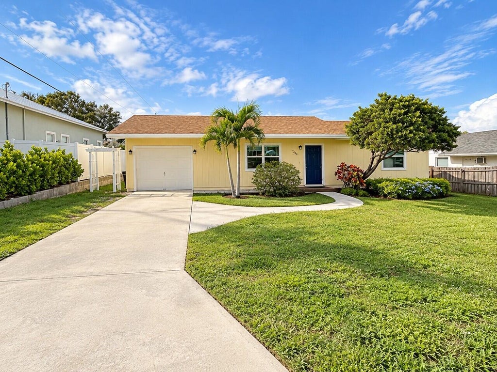 Photo of 7389 SE FLAMINGO Way, Hobe Sound, FL 33455 (MLS # B26080303)