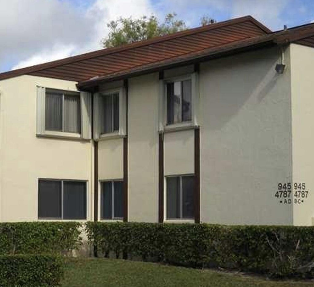 Photo of 4787 Sable Pine Circle #D2, West Palm Beach, FL 33417 (MLS # B26059703)