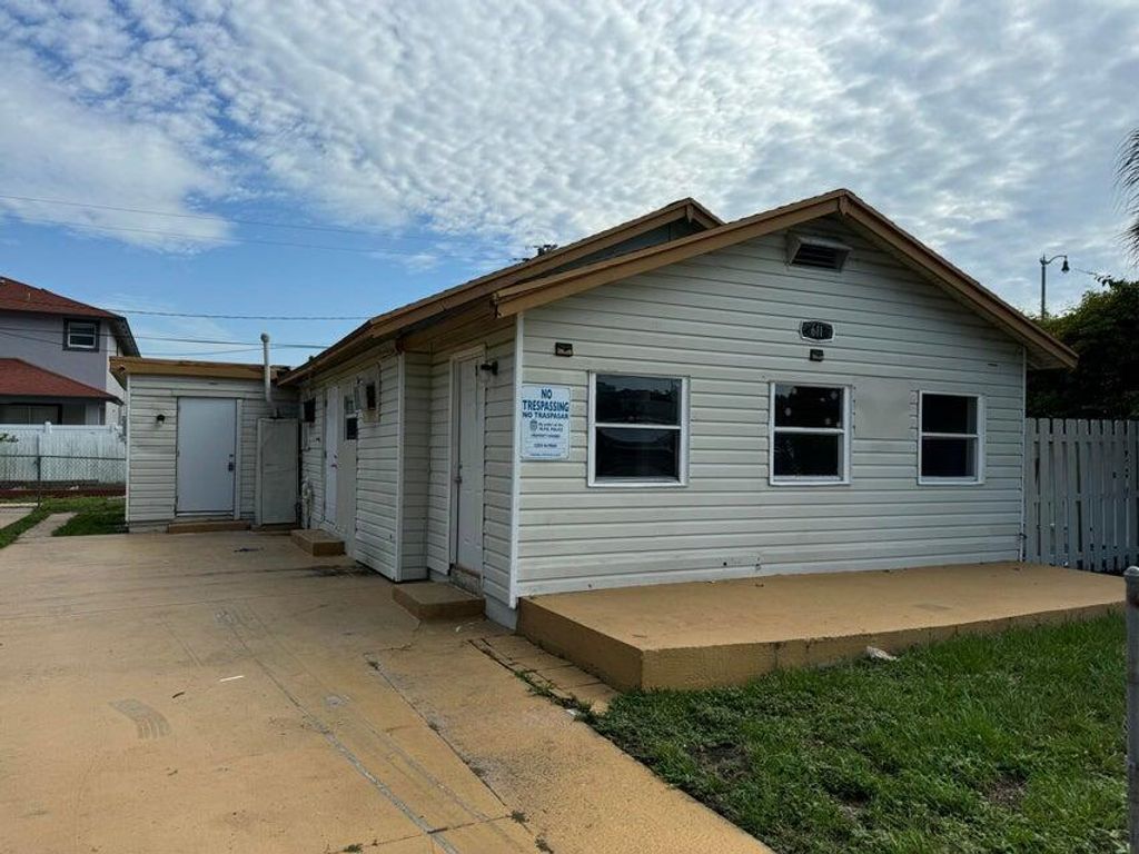 Photo of 611 53rd Street, West Palm Beach, FL 33407 (MLS # B26011173)