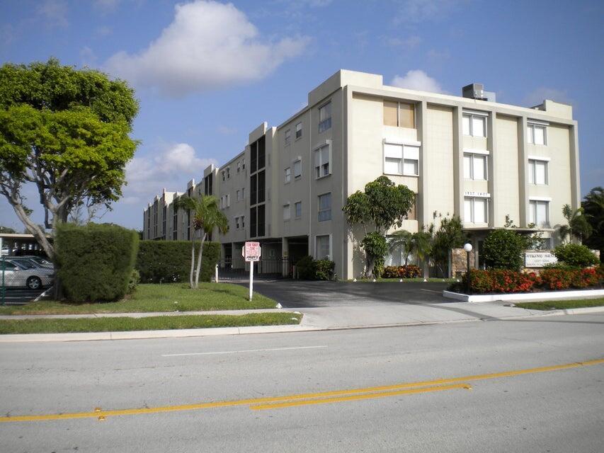 Welcome to paradise! This beautiful 2 bedroom 2 bathroom condo is exactly what South Florida has to offer. Located on Flagler Drive with a view of the water from your balcony. Tile floor throughout! Live just minutes from downtown and City Place. Water cable and gas included in the rent!