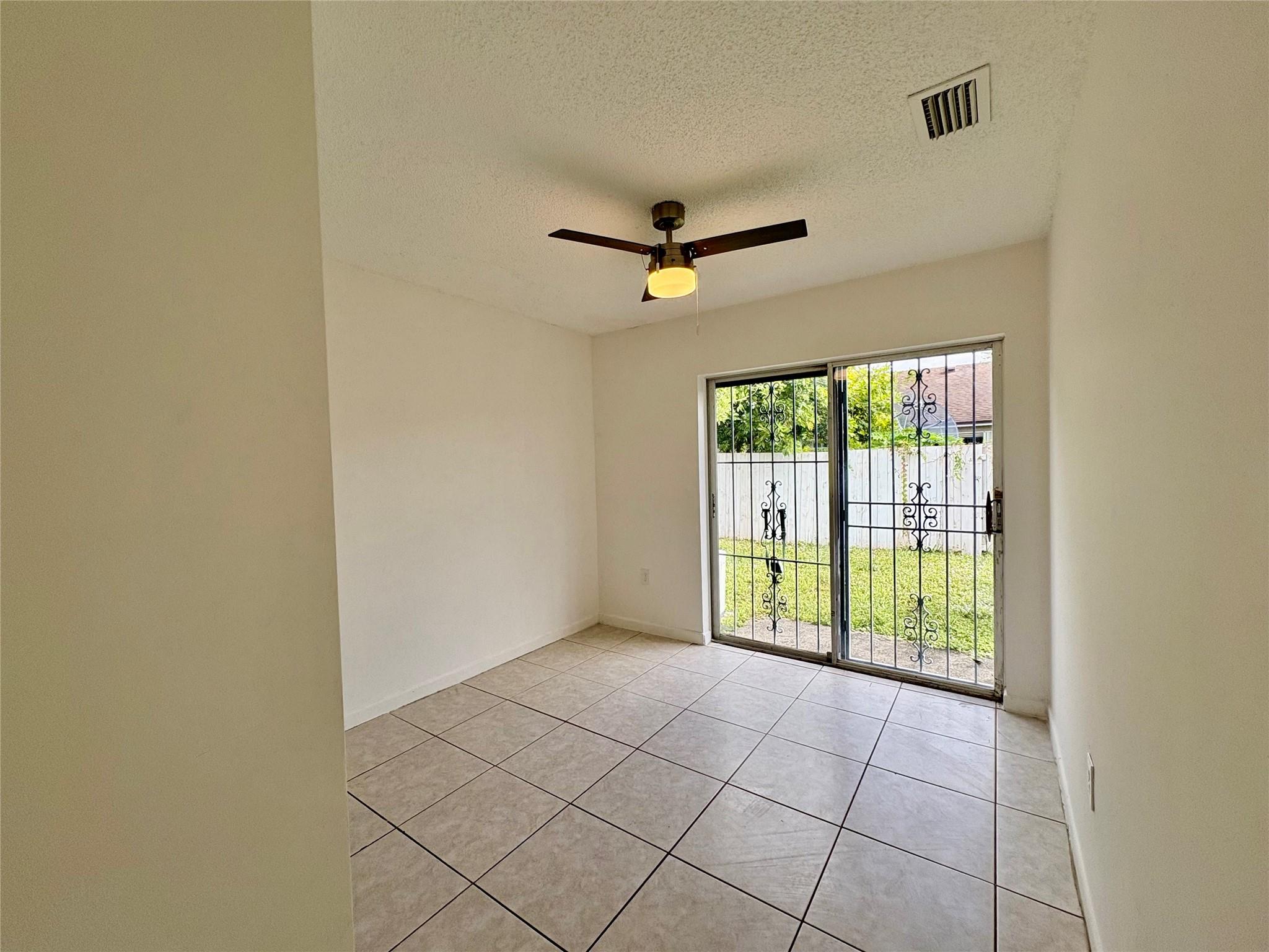 Leslie Patio Homes Sec 04 - Residential Lease