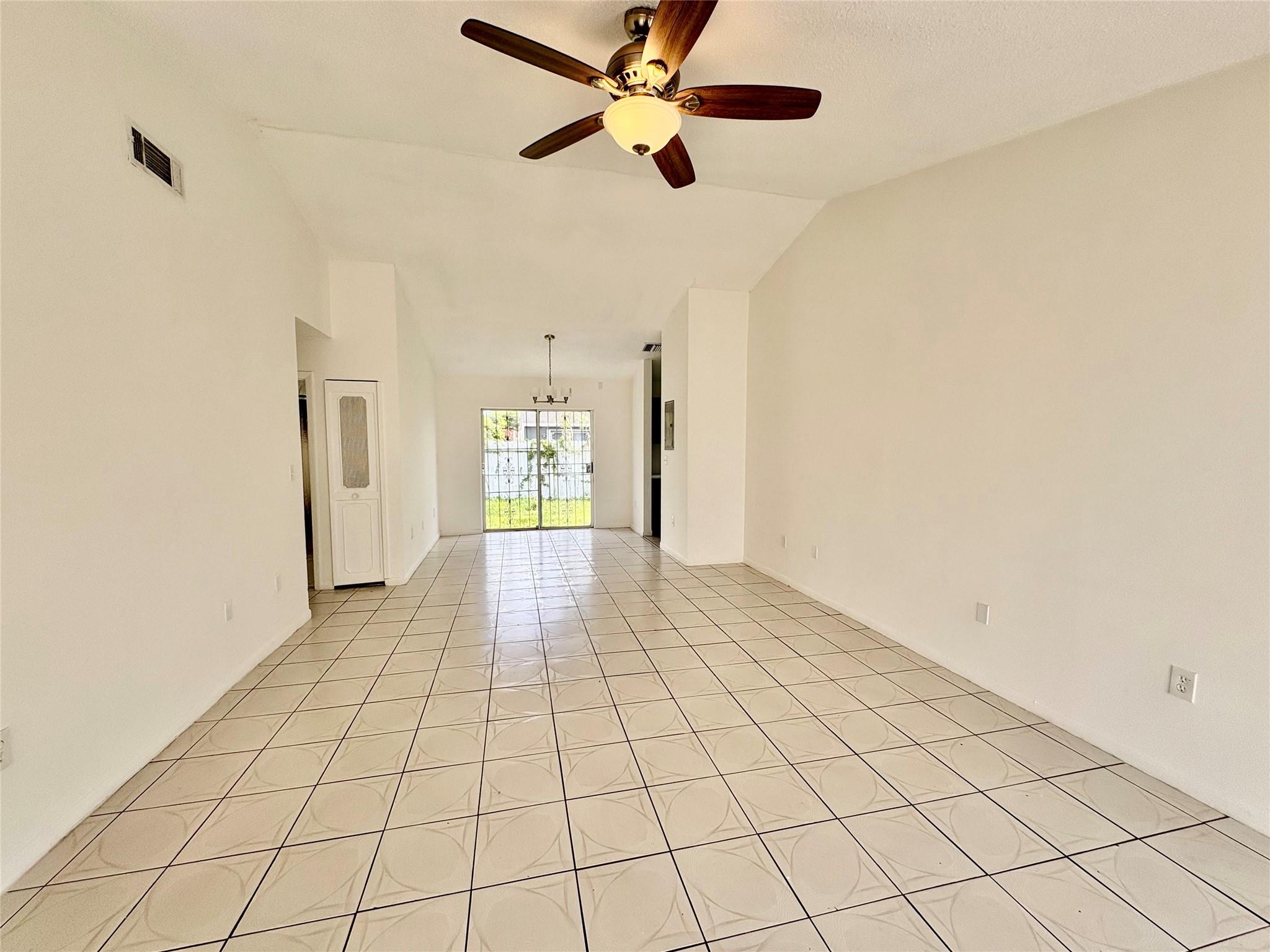 Leslie Patio Homes Sec 04 - Residential Lease