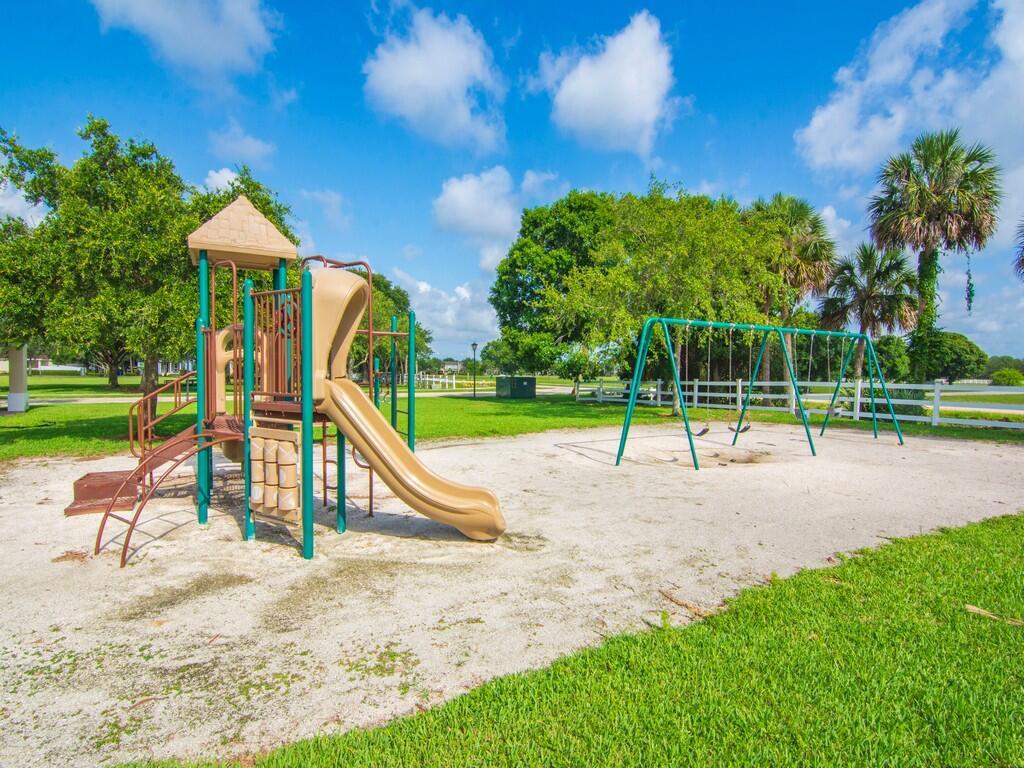 POINTE WEST CENTRAL VILLA - Residential