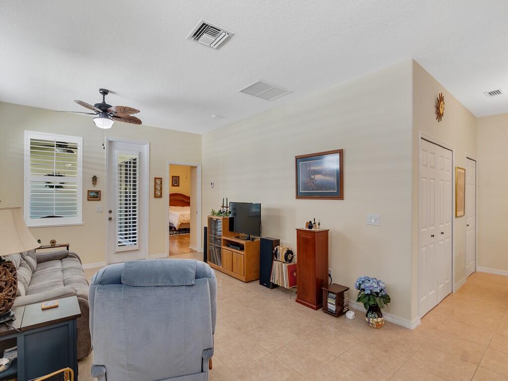 POINTE WEST CENTRAL VILLA - Residential