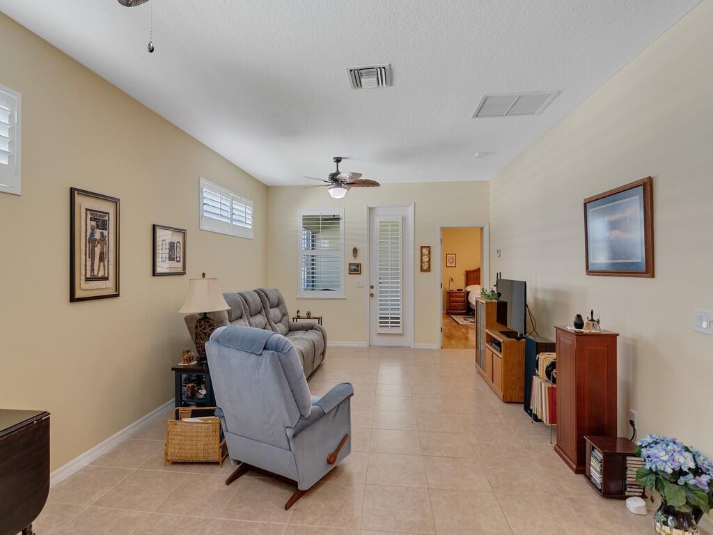 POINTE WEST CENTRAL VILLA - Residential