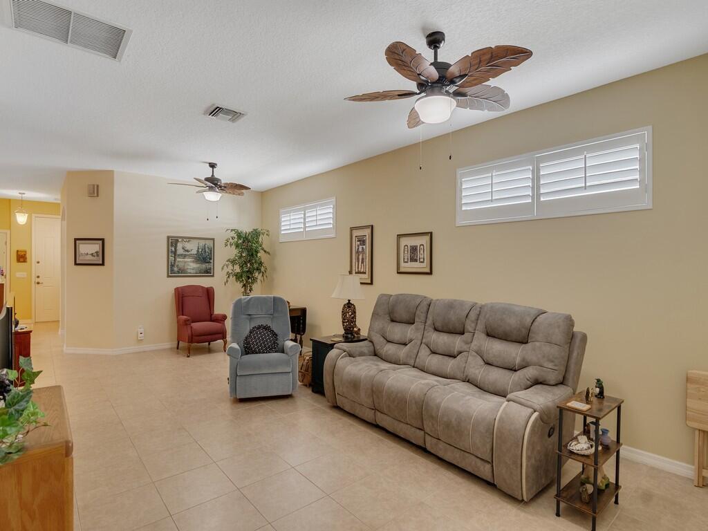 POINTE WEST CENTRAL VILLA - Residential