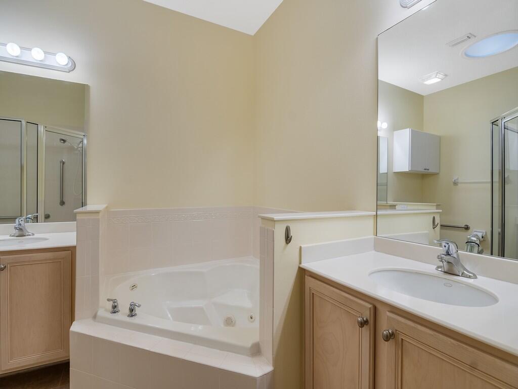 POINTE WEST CENTRAL VILLA - Residential