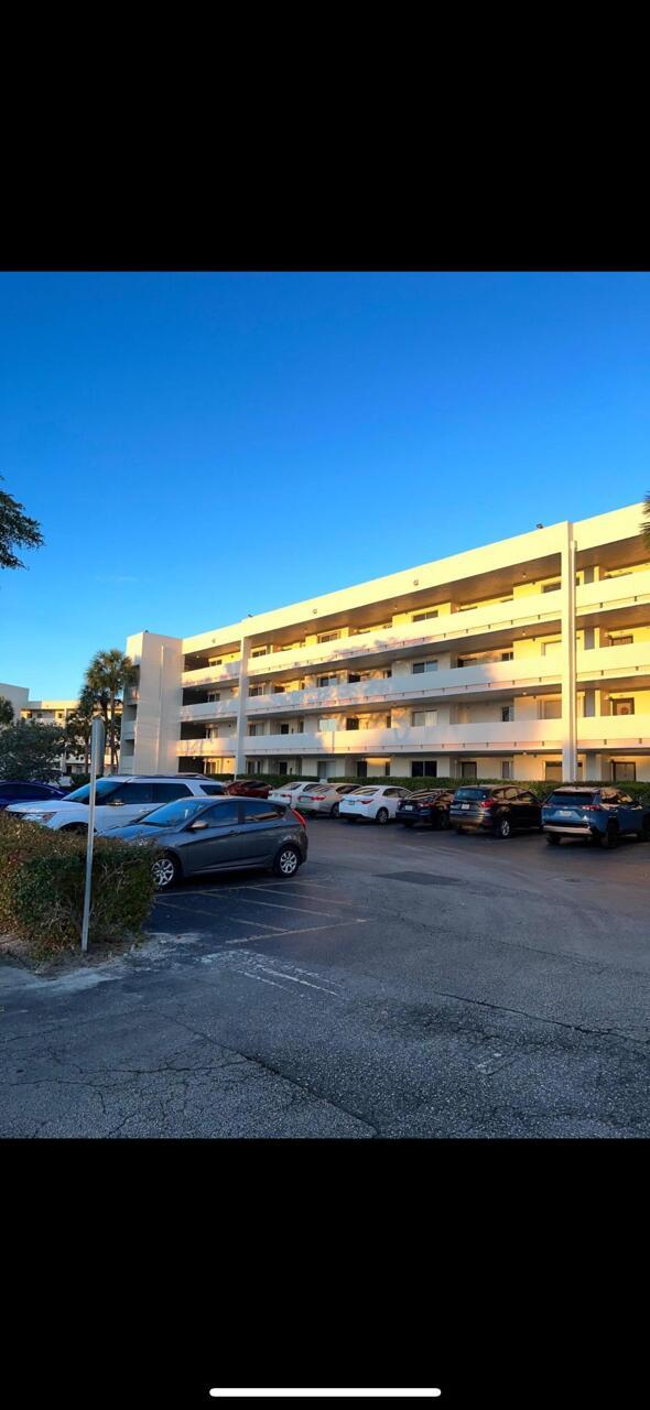 Say hello to this 2 bedroom 2 bathroom with updated Appliances and pool view bring your offers