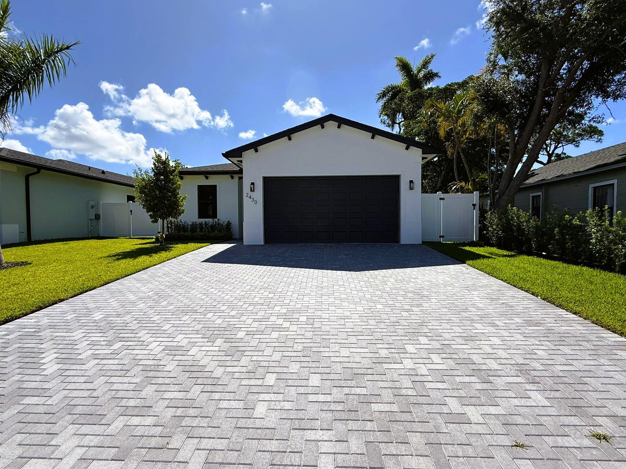 Beautifuly built single-family home featuring 4 bedrooms, 3 full baths, with big fenced backyard, plenty of room for parking, 2 car garage. Close to shops and major highways. A must see!
