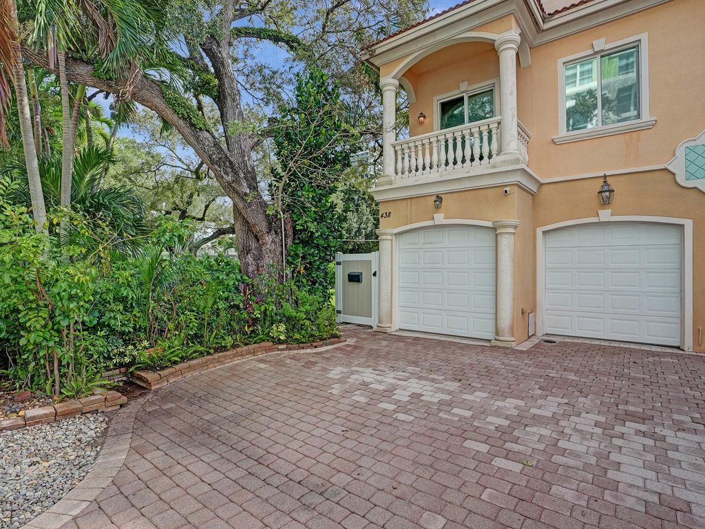 Photo of 438 SW 4th Ave, Fort Lauderdale, FL 33315 (MLS # F10401987)