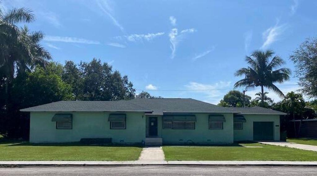 Photo of 140 S Elm Avenue, Pahokee, FL 33476 (MLS # R10908393)