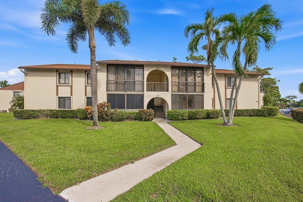Photo of 331 KNOTTY PINE Circle #D-2, Greenacres, FL 33463 (MLS # B26073936)