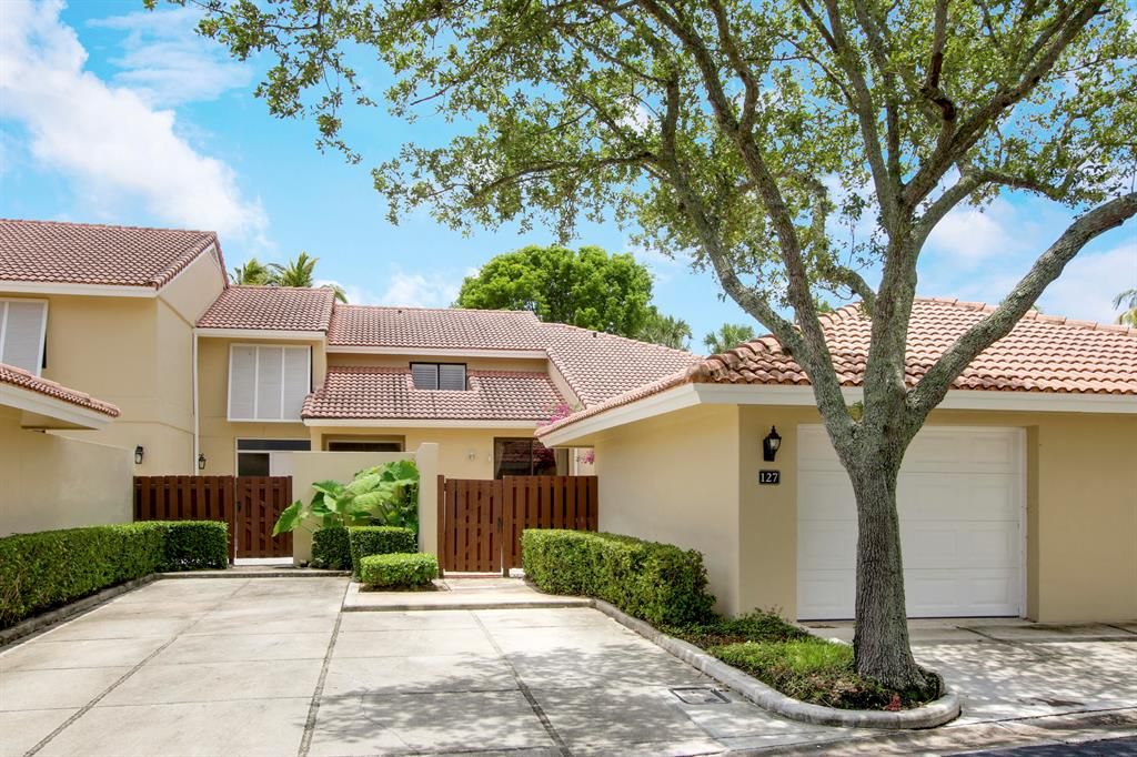 Photo of 127 Old Meadow Way, Palm Beach Gardens, FL 33418 (MLS # R10729695)