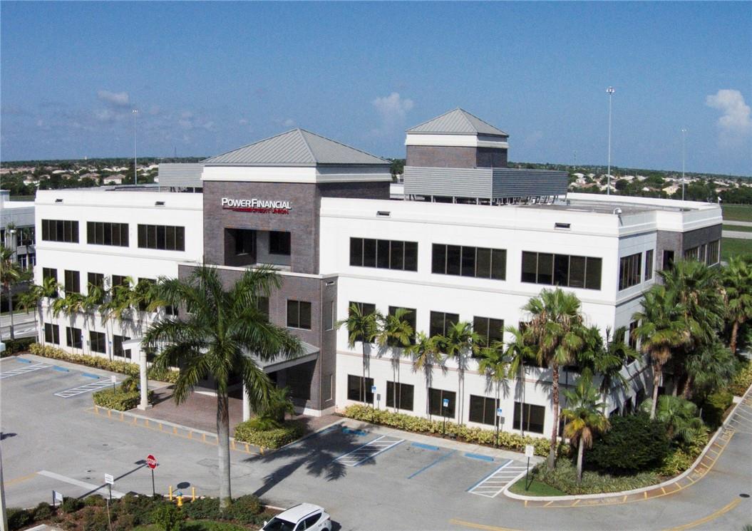 NNN Lease. OPEX $11.85 4,800 square feet office space Entry on third floor overlooking I-75. Max contiguous is 4,800 square feet. NNN $21.00 psf.
One office space is for lease:
Suite 304 is 5176 RSF