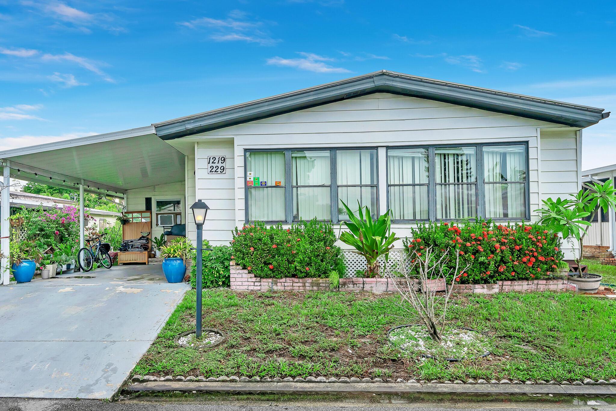 Nicely taken care of manufactured home with 3/2 and ample space in the Palm Beach Colony. Built in 1985 and roof was repaired 7 years ago, potential for 2 income producing efficiencies. Come see it today you will love it!