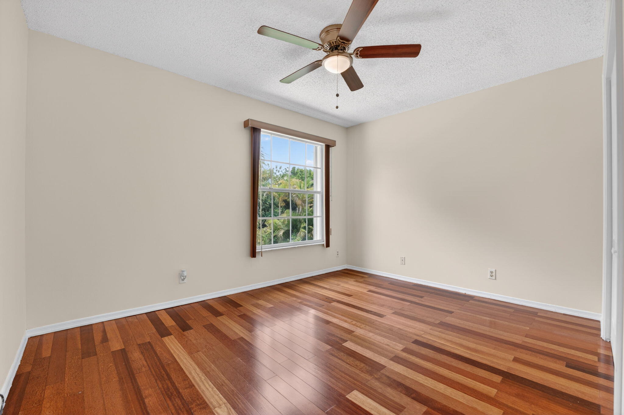 WOODSIDE ESTATES - Residential