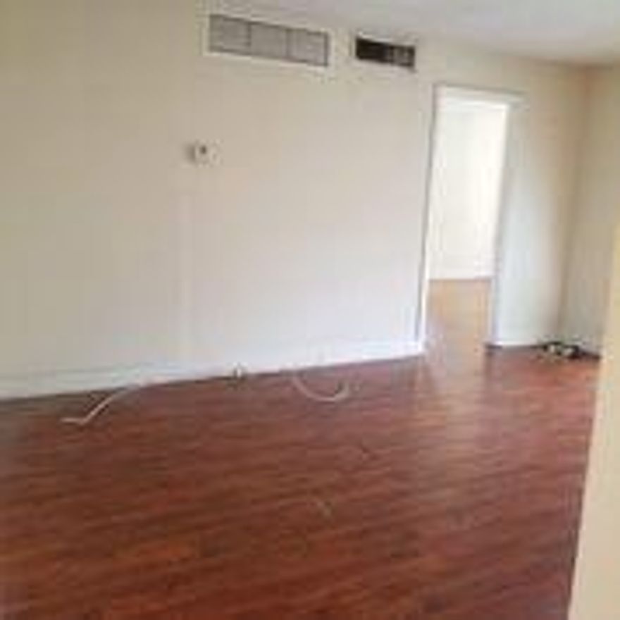 3 BED 2 BATH ON 2nd FLOOR / NEW FLOORING / SCREENED PATIO / CLOSE TO TURNPIKE AND 441 / NEED 600Credit Score or Higher / HOA APPROVAL NEEDED! / Only 1 Parking Spot!