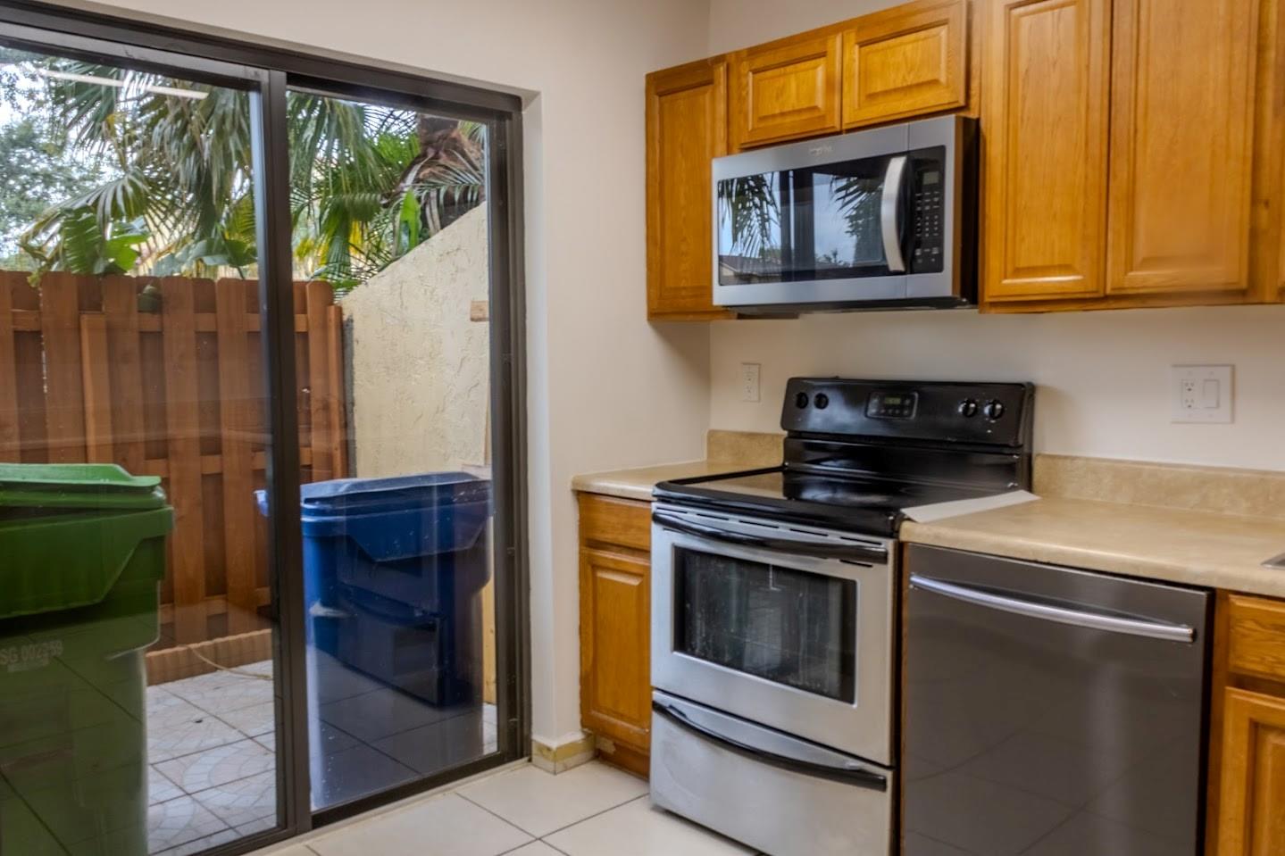 7733 Balboa St 8