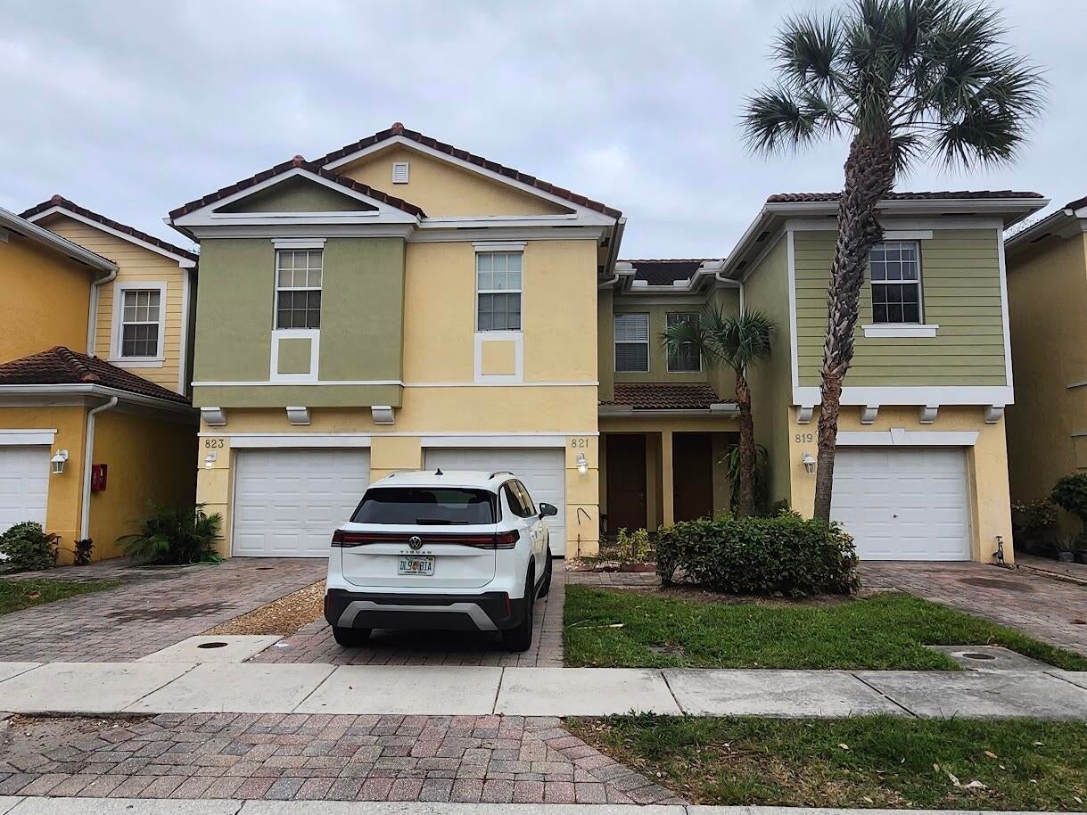 821 Pipers Cay Drive