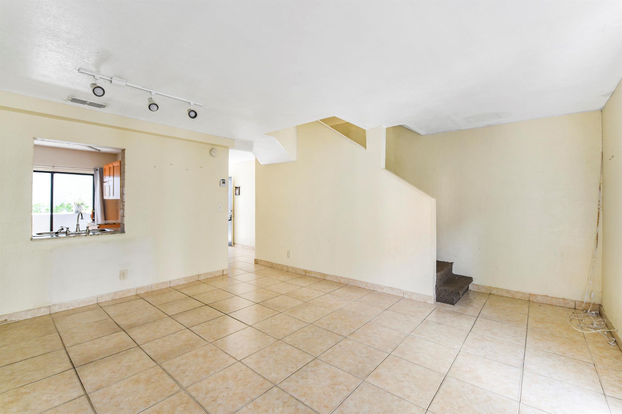 CORAL SPRINGS ESTATE TOWN - Residential