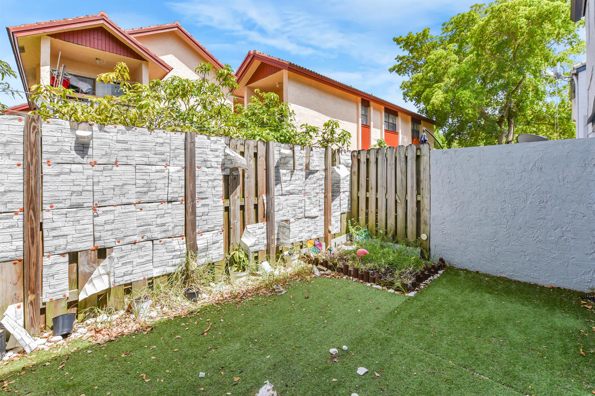CORAL SPRINGS ESTATE TOWN - Residential