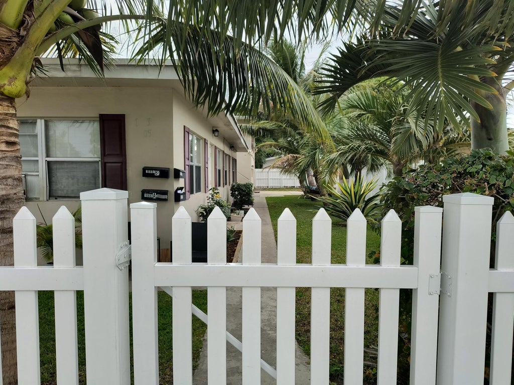 Photo of 1007 S E Street #A, Lake Worth Beach, FL 33460 (MLS # R11157404)