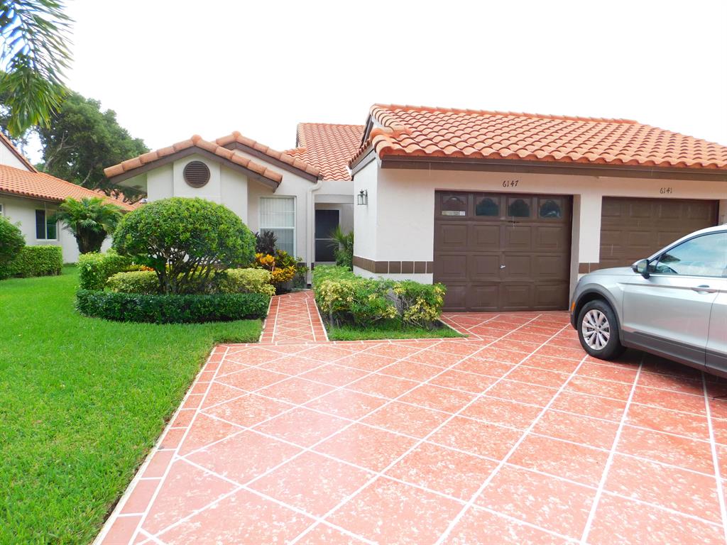 Wonderful spacious villa in desirable active 55 adult community Huntington Pointe. 2 bedroom plus den and ac patio. 5 heated pools (1 indoor) cafe on site for breakfast and lunch. Load of amenities and movie style theater for shows and films and more.