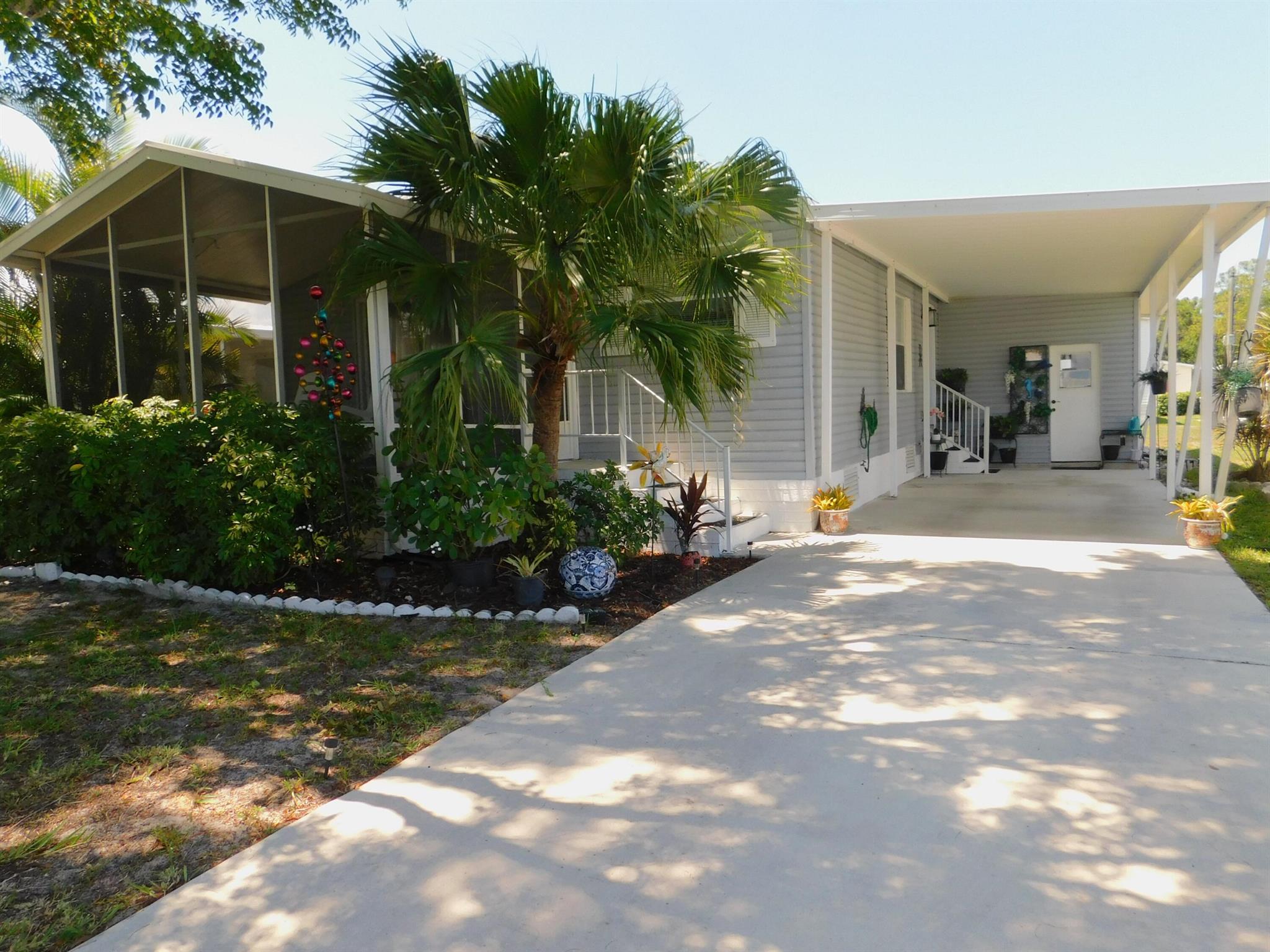 Great find! This well kept beauty offers you 2 nice bedrooms, 2 full baths, inside Laundry, open and bright kitchen with appliances, dining area that opens to living room. Nice screened Lanai . And the price is Right! Call today.