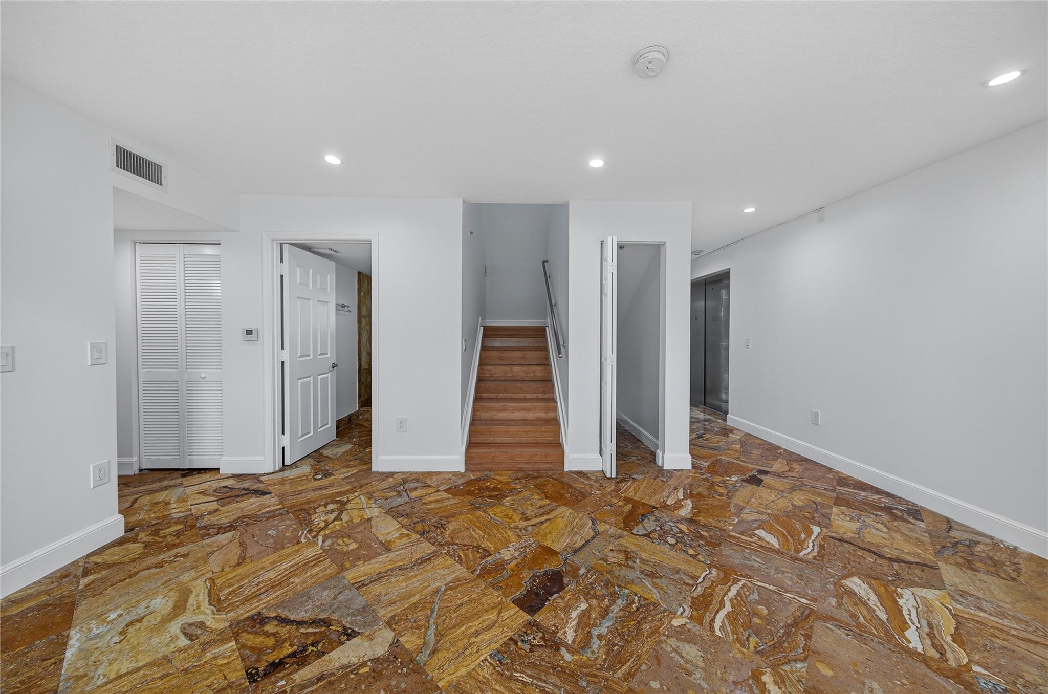 BEVERLY HEIGHTS - Residential Lease